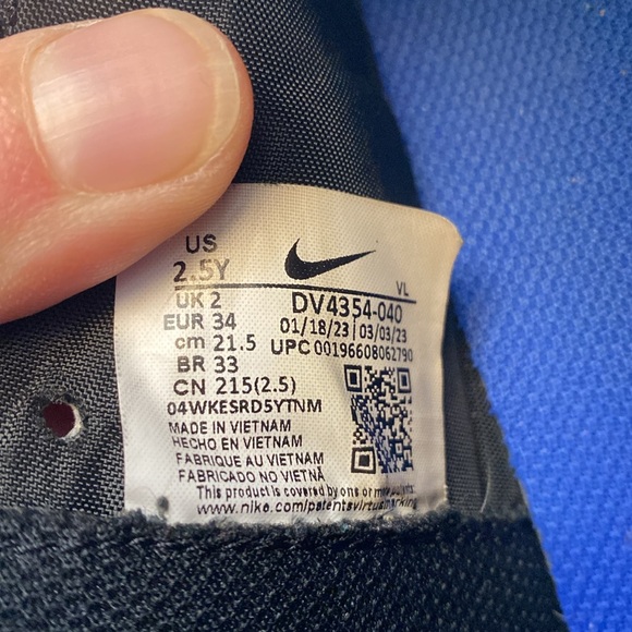 Nike Boys Indoor soccer shoes size 2.5 - Picture 3 of 5